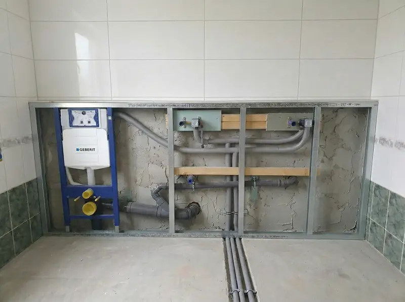 Vorwandinstallation mit Abwasser- und Wasserleitungen während einer Badsanierung